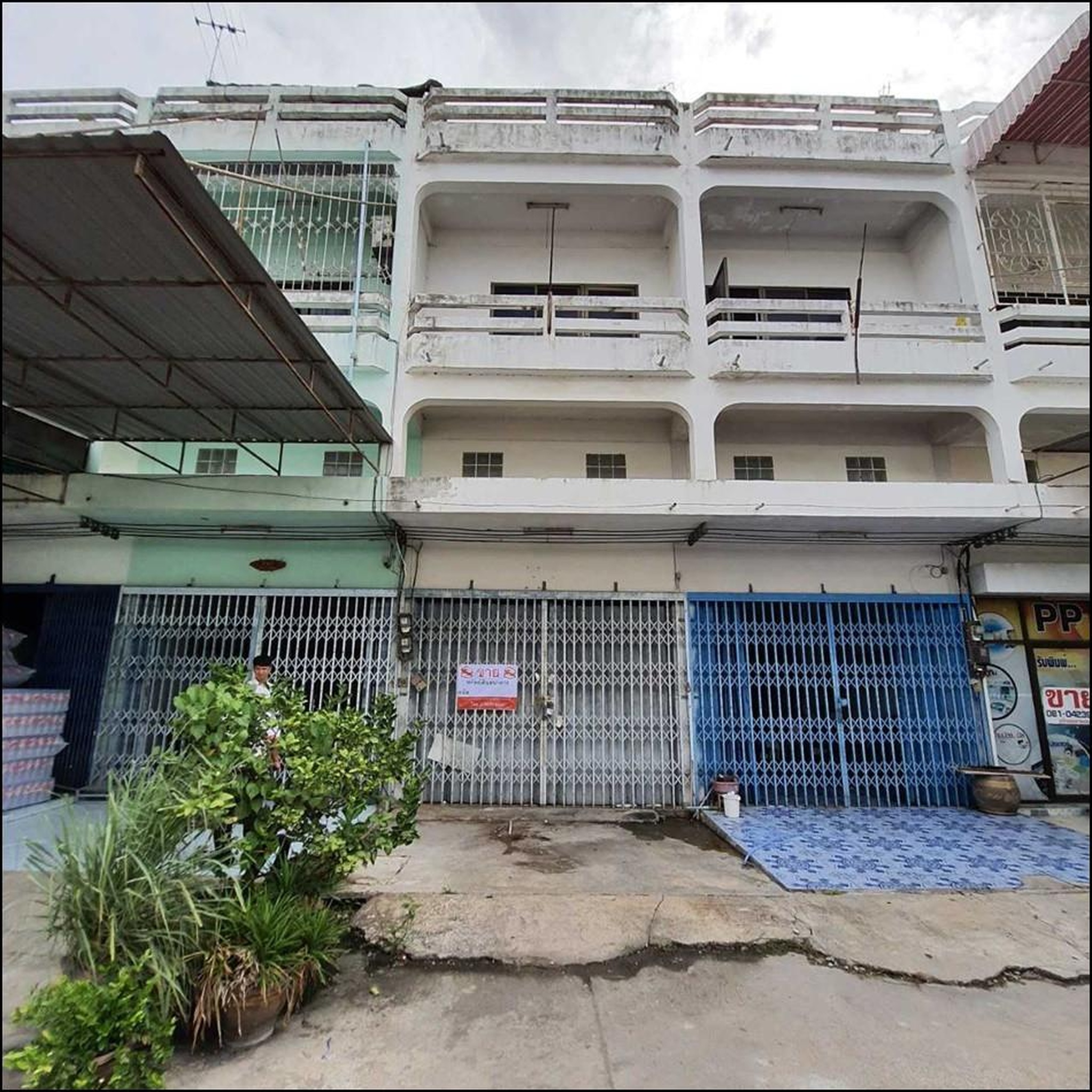 ทรัพย์สถาบันโดย ตึกแถว-อาคารพาณิชย์