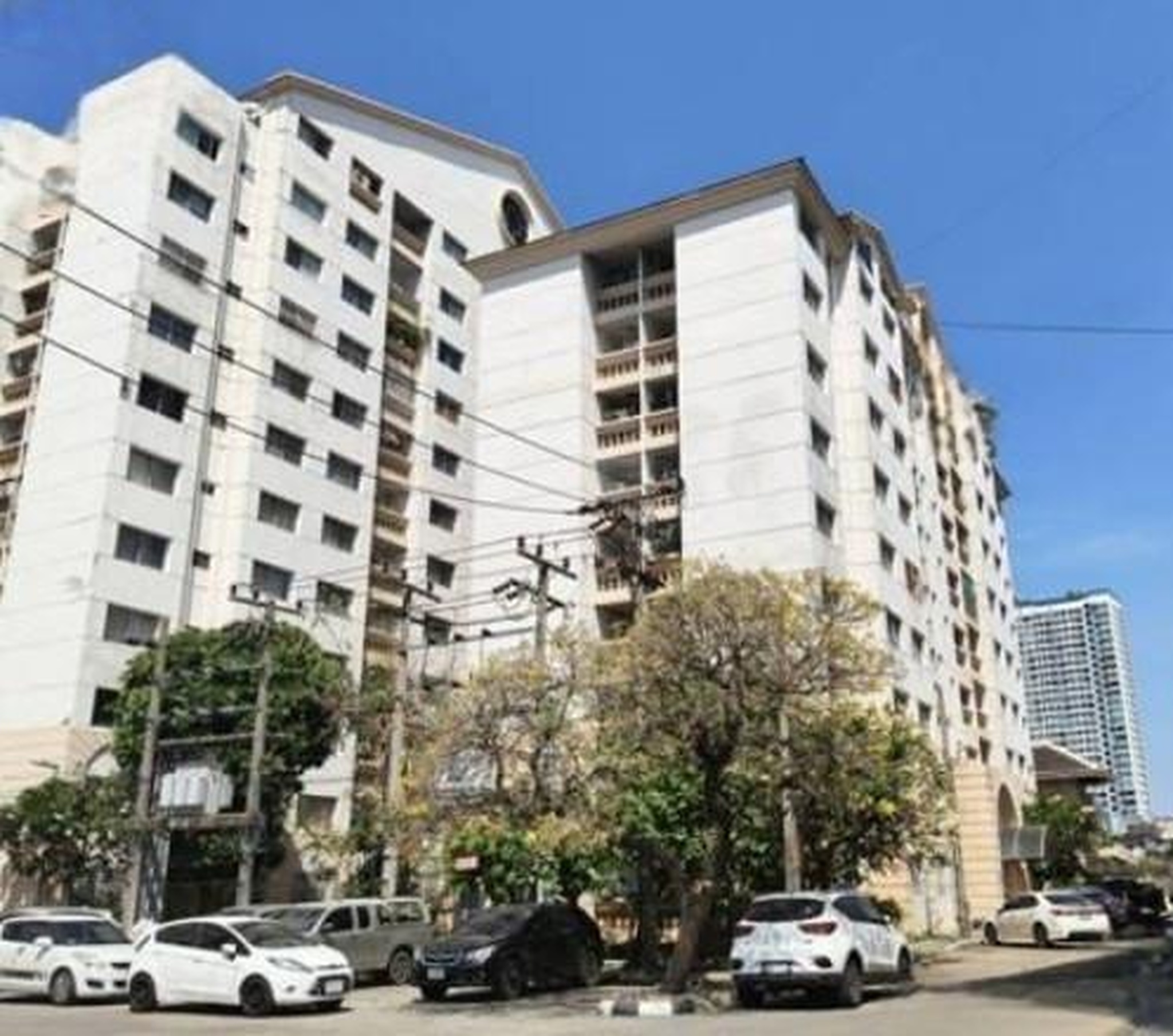 ทรัพย์สถาบันโดย GHB คอนโดติด MRT ลาดพร้าว เซ็นจูรี่ ปาร์ค วิภาวดี 22 (Century Park Vibhavadi 22)