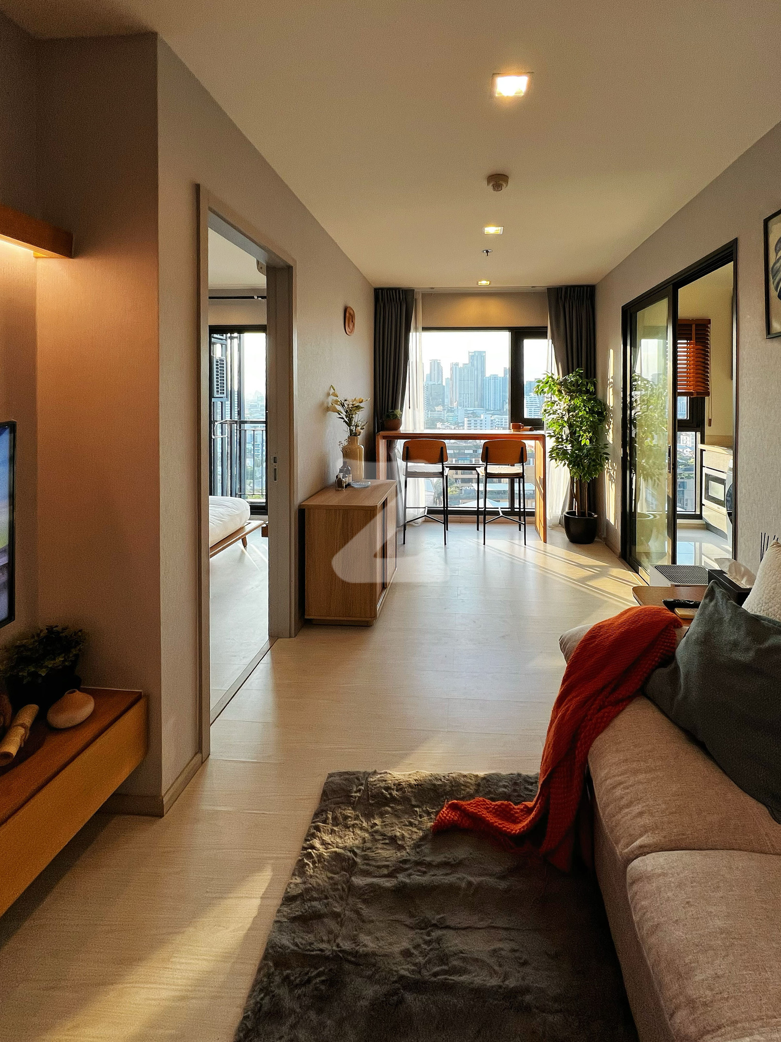 1 BR ห้องสวย ชั้นสูง 15+ วิวดีมาก เพิ่งรีโนเวตพร้อมเข้าอยู่ คอนโดใกล้ BTS ทองหล่อ 350 ม. สะดวกมีรถรับส่ง ที่ Rhythm Sukhumvit 36-38 /ให้เช่าคอนโด : เจ้าของให้เช่าเอง
