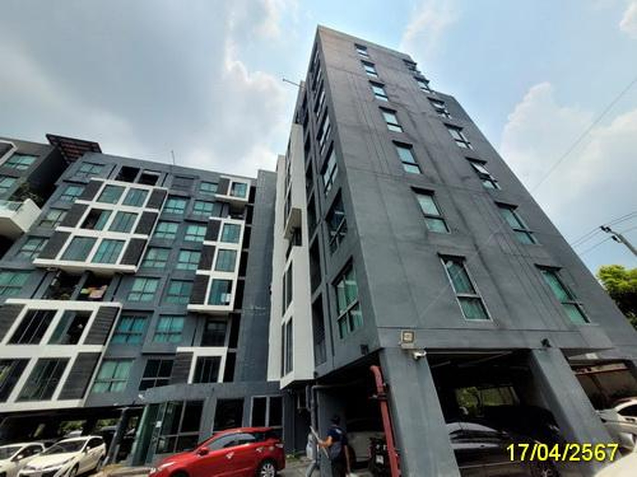 ทรัพย์สถาบันโดย ธอส. คอนโดติด MRT น้อมเกล้า ลิฟวิ่งเพลส รามคำแหง (Living Place Ramkhamhaeng)