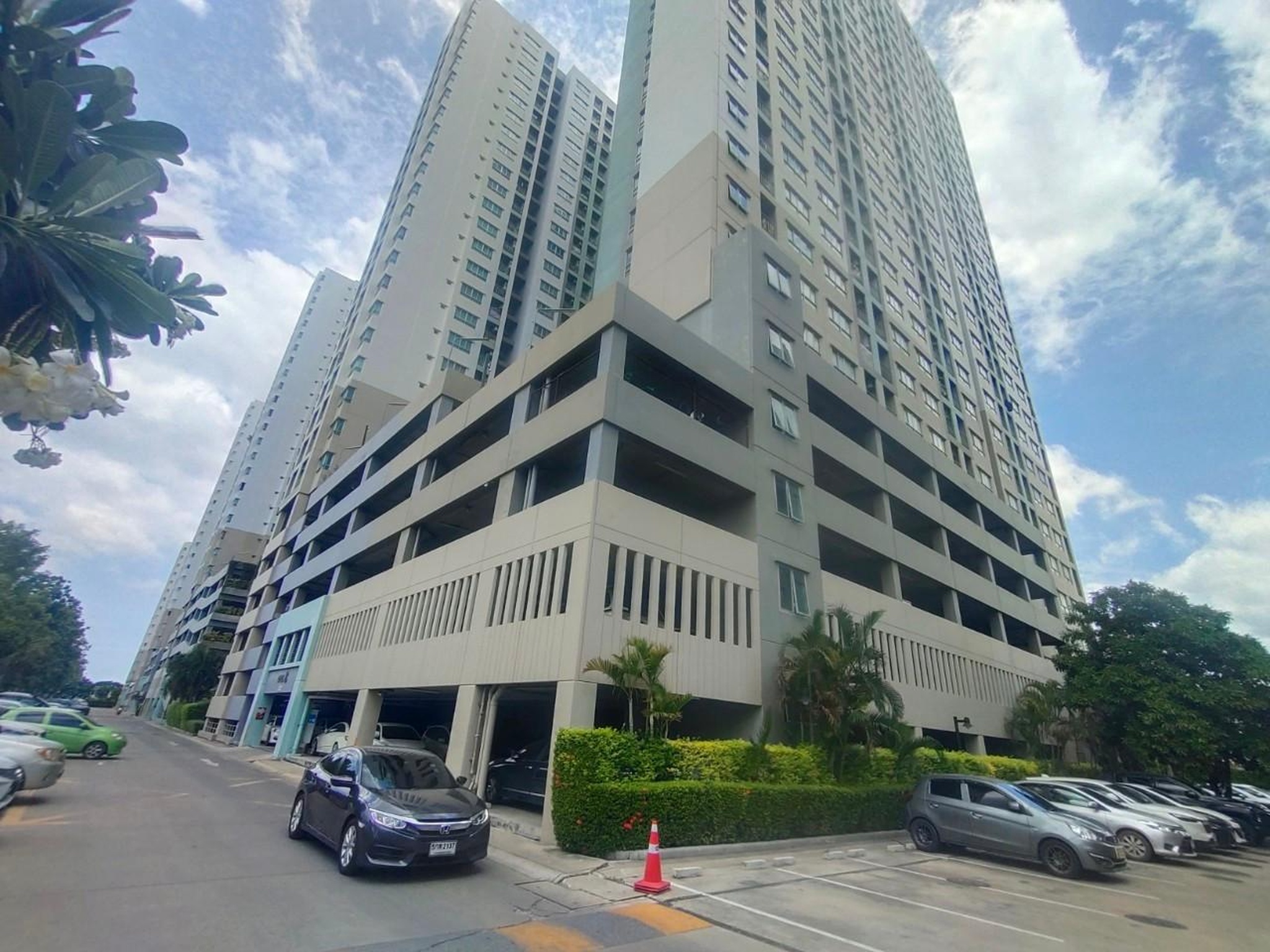 ทรัพย์สถาบันโดย GHB คอนโด ลุมพินี เมกะซิตี้ บางนา (Lumpini Mega City Bangna)