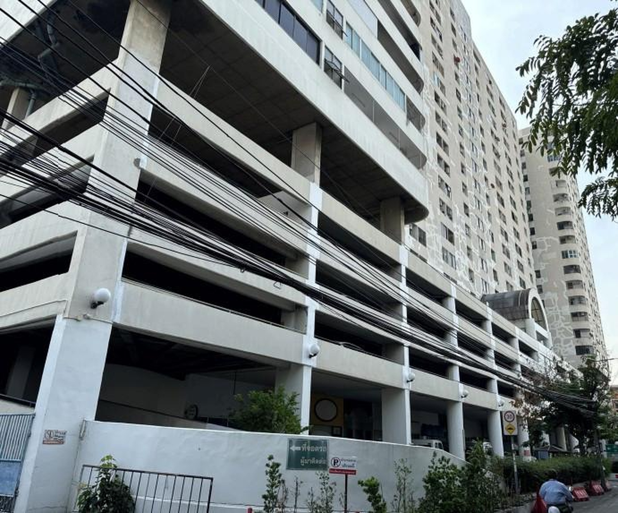 ทรัพย์สถาบันโดย GHB คอนโด โชคชัยร่วมมิตร คอนโดมิเนียม (Chokchai Ruammit Condominium)