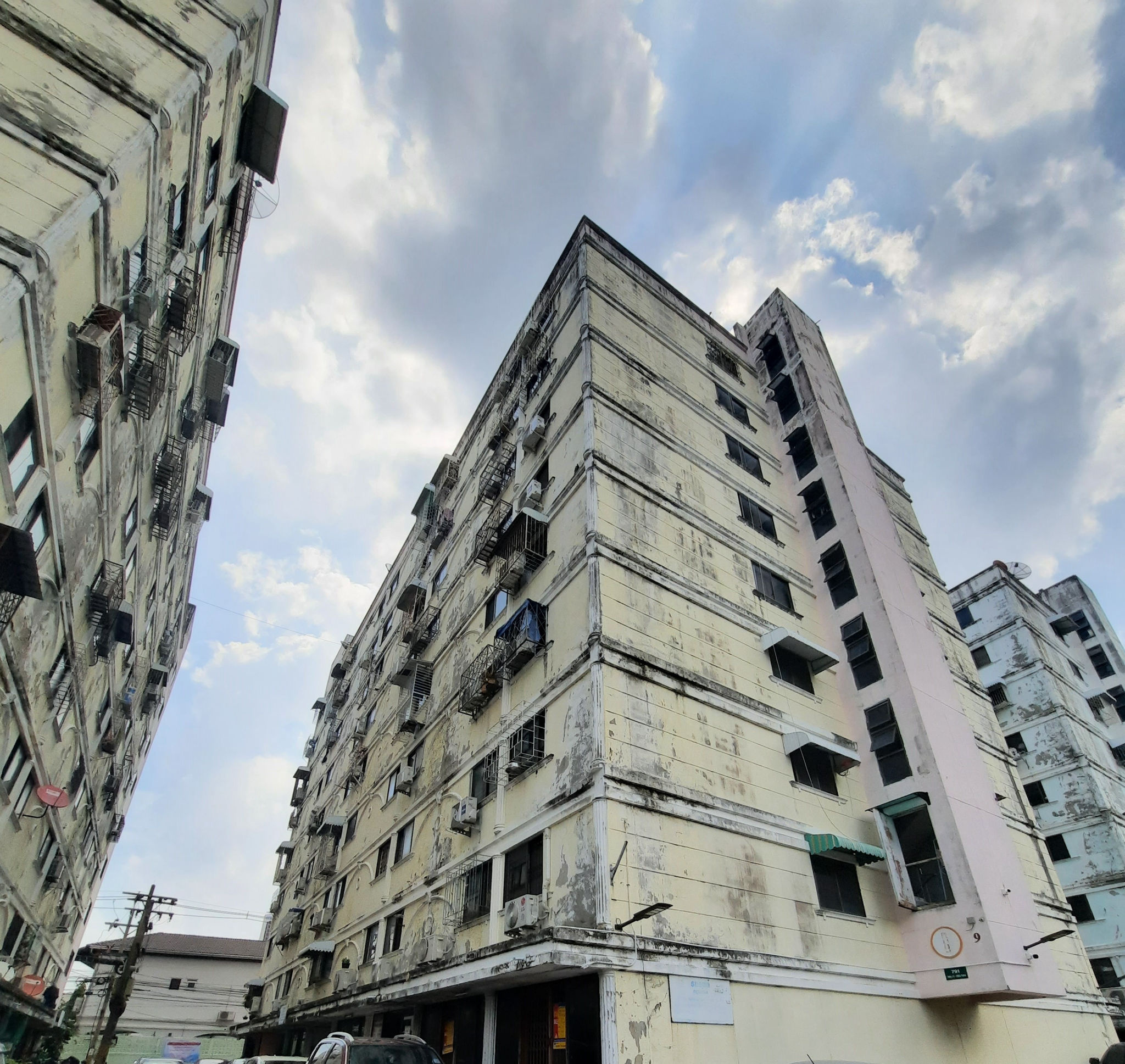 ทรัพย์สถาบันโดย BAM คอนโดใกล้ YL08 บางกะปิ เอช.อาร์.เรสซิเด้นซ์ (H.R.Residence)