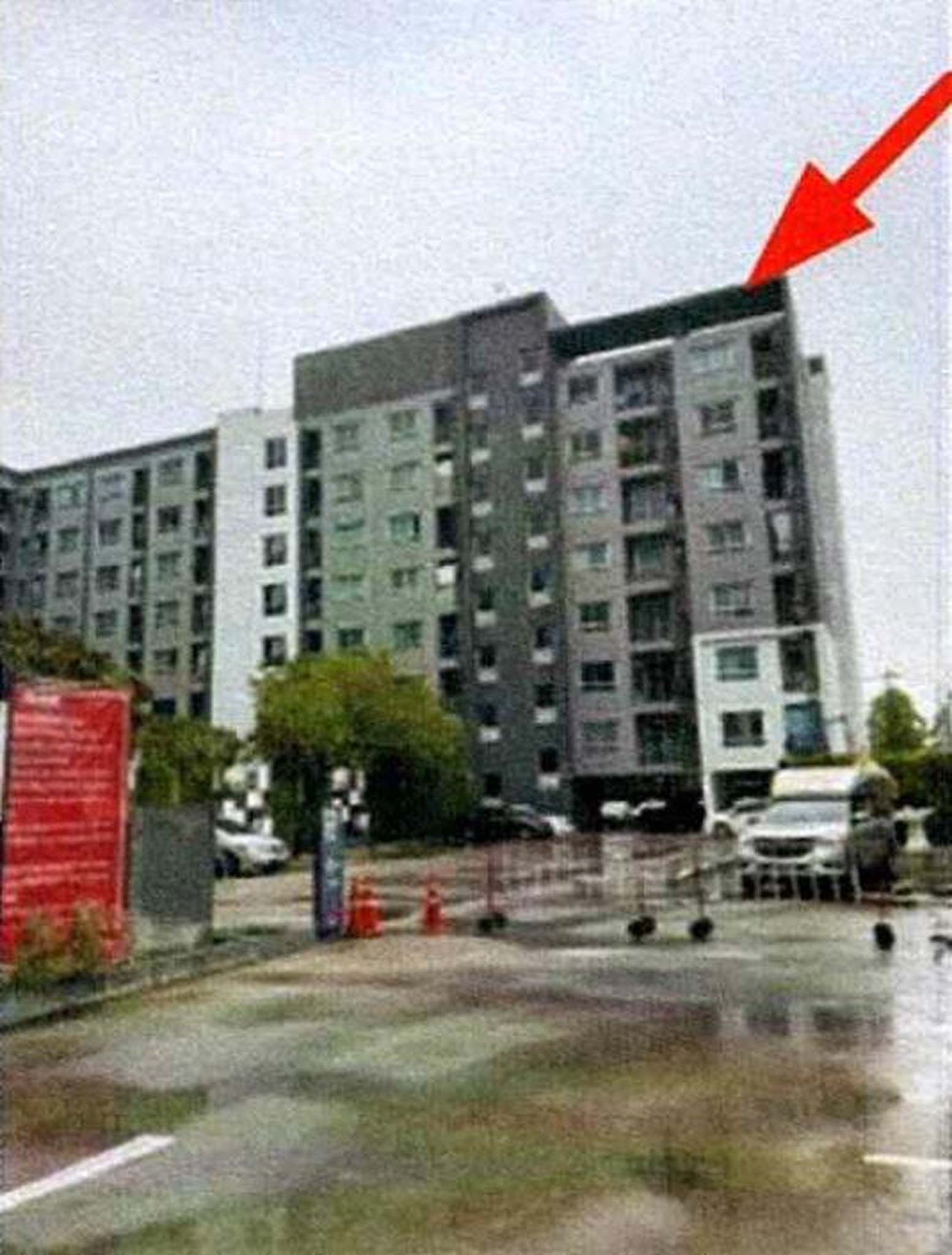 ทรัพย์สถาบันโดย GHB คอนโด พรีเซนต์ คอนโด เอกชัย 32 (Present Condo Ekachai 32)
