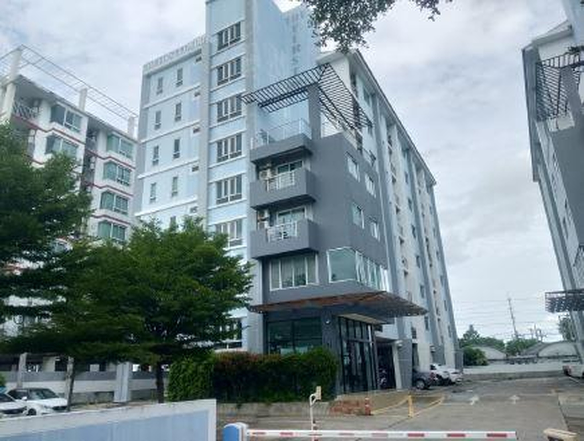 ทรัพย์สถาบันโดย GHB คอนโด เดอะ เฟิร์ส คอนโดมิเนียม อมตะนคร (The First Condominium Amata Nakhon)