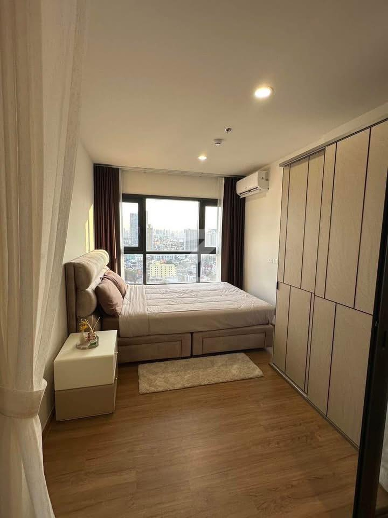 (เจ้าของปล่อยเอง) - English below - 📍 BTSห้าแยกลาดพร้าว 300 ม. | MRTพหลโยธิน 700 ม. 🛏️ 37 ตร.ม. ชั้น 21 ทิศใต้ วิวเมือง : เจ้าของให้เช่าเอง (งดรับนายหน้า)