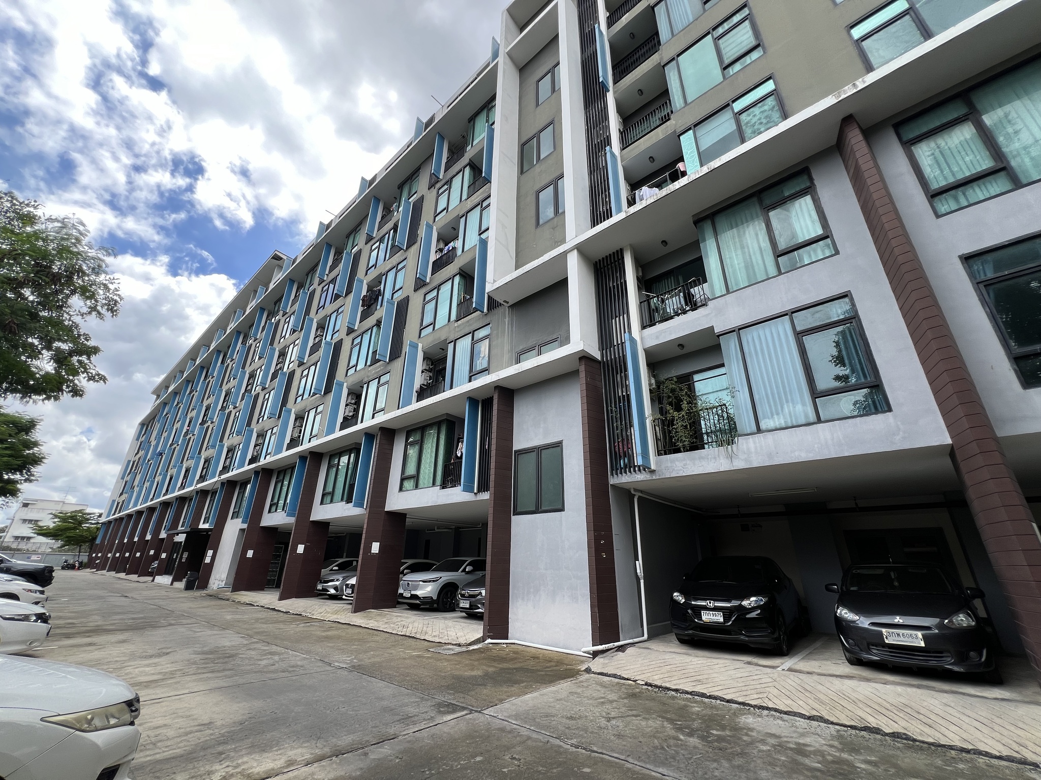 ทรัพย์สถาบันโดย JAM คอนโดติด MRT เตาปูน 5 ดาว คอนโดมิเนียม โครงการ 1 (5 Stars Condominium 1)