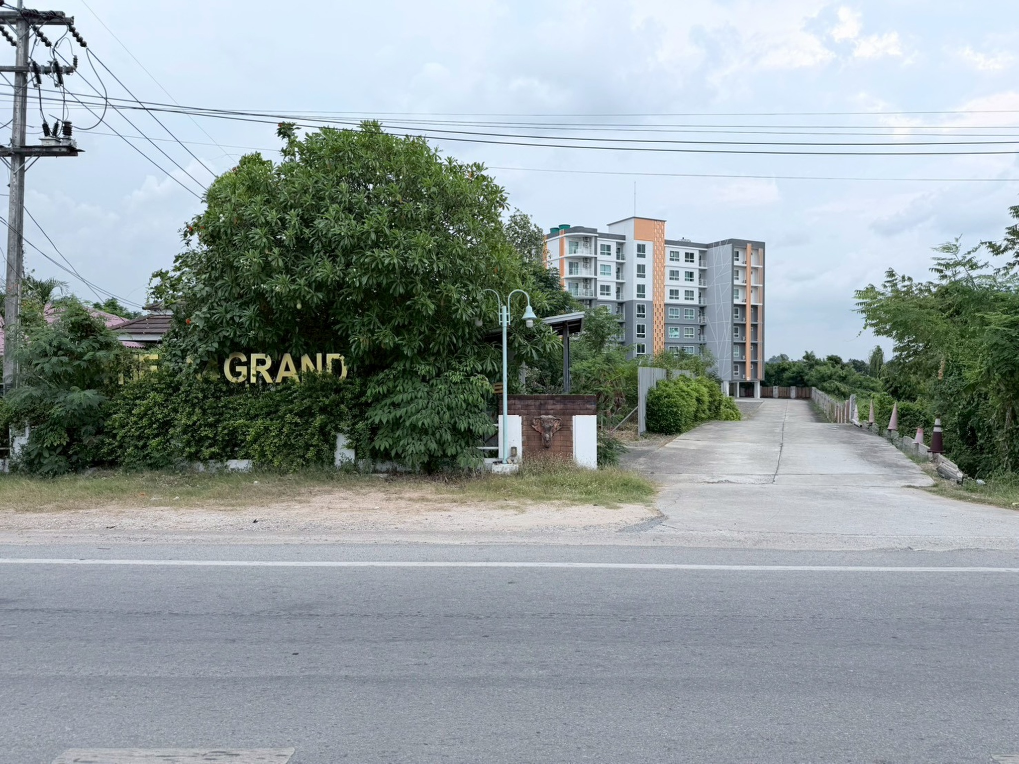 ทรัพย์สถาบันโดย JAM คอนโด ดิ เอโฟร์ แกรนด์ คอนโด สี่แยกทับมา (The A4 Grand Condo Thapma Intersection)