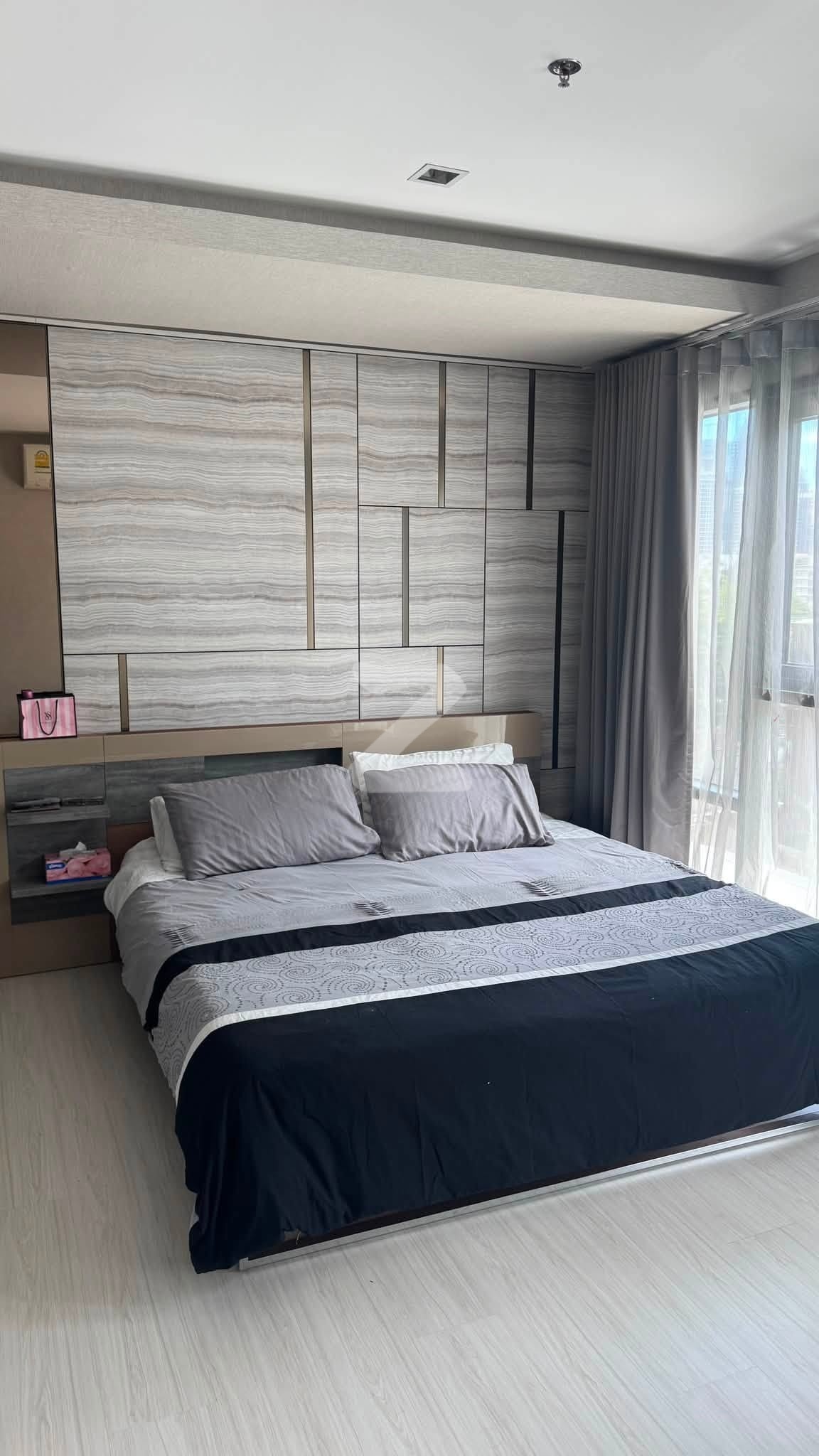 (Owner) For Rent: Rhythm Sukhumvit 36-38 | Spacious Unit Near BTS Thong Lo ) Fully furnished 1-Bedroom unit with bathtub. เจ้าของปล่อยเช่าเองครับ : เจ้าของให้เช่าเอง (งดรับนายหน้า)