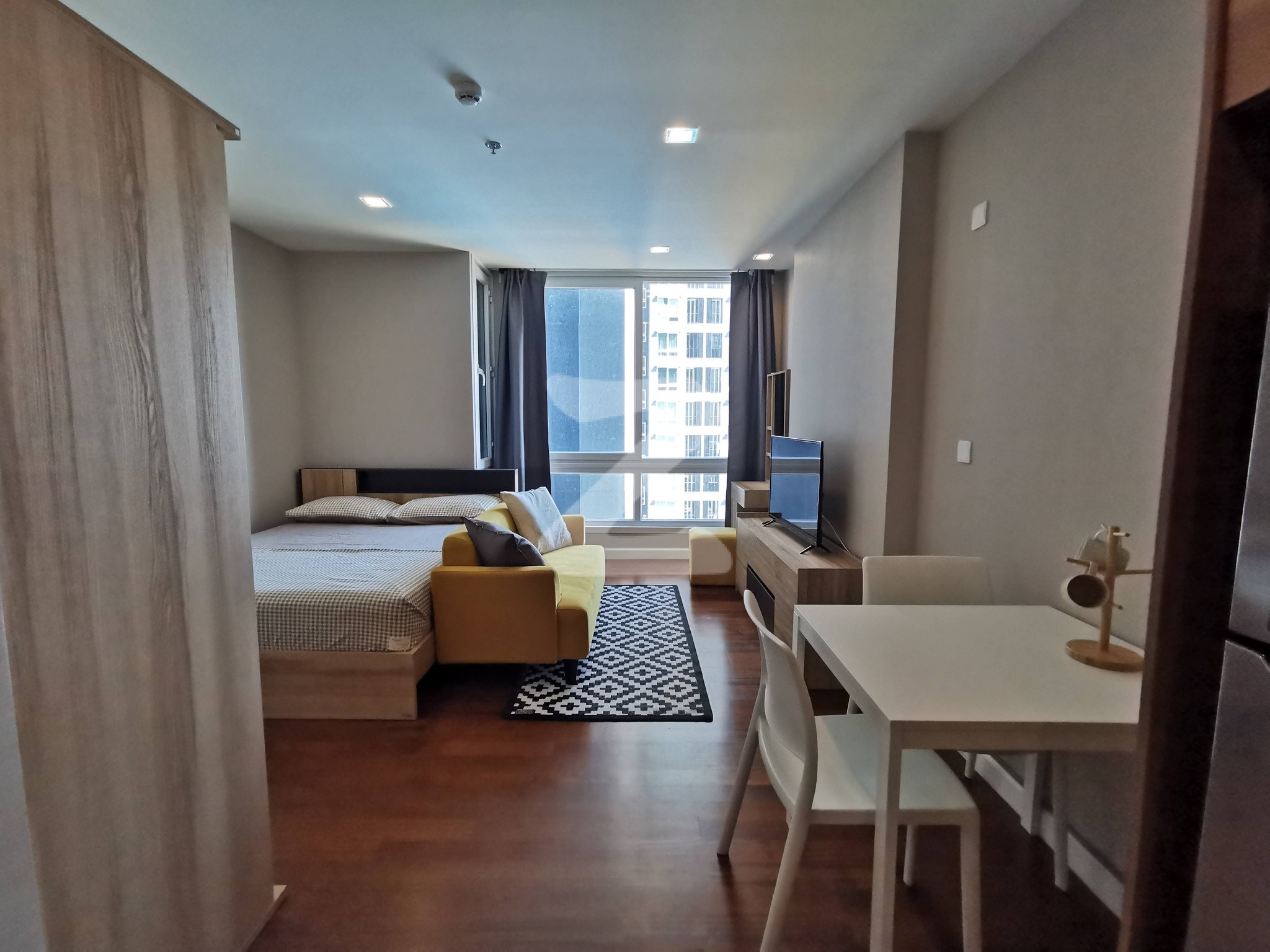 ให้เช่า เดอะ เมโทรโพลิส สำโรง อินเตอร์เชนจ์ สตูดิโอ 28 ตร.ม. ชั้น 10 เจ้าของปล่อยเช่าเอง : เจ้าของให้เช่าเอง (งดรับนายหน้า)