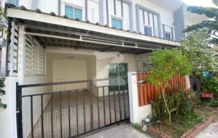 ♥️ขาย♥️ แบบผ่อนตรงกับเจ้าของ หรือ ยื่นกู้ธนาคาร 🏠บ้าน ทาวน์โฮม 2 ชั้น 3 ห้องนอน 2 ห้องน้ำ พื้นที่ 18 ตารางวา หมู่บ้านลลิล พร็อพเพอร์ตี้ แยกเนินสำลี : เจ้าของขายเอง (งดรับนายหน้า)