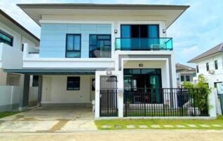 เจ้าของขายเอง บ้านพร้อมอยู่ ใหม่มาก อายุบ้านเพียง4ปี (ซื้อเมื่อปี 2020) ขายพร้อมเฟอร์นิเจอร์ และเครื่องใช้ไฟฟ้าที่ยึดติดทั้งหมด ผู้ซื้อหิ้วกระเป๋าเข้า : เจ้าของขายเอง (งดรับนายหน้า)