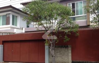 ขายบ้านแฝดสไตล์บ้านเดี่ยว หมู่บ้านคาซ่า เพรสโต้ พระราม 2 อยู่ติดถ.บางขุนเทียน-ชายทะเล ไม่ต้องเข้าซอย ในราคาเพียง 3.8 ล้านบาทเท่านั้น : เจ้าของขายเอง (งดรับนายหน้า)