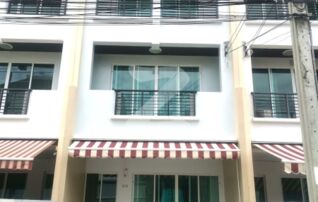 ทาวเฮ้าส์ บ้านกลางเมือง นาคนิวาส34 หมู่บ้านเล็กแค่49 บ้าน เงียบสงบมาก ตำแหน่งบ้าน Garden View จดบริษัทได้ (เจ้าของโพส รับเอเจ้นสัญญาเปิด) : เจ้าของให้เช่าเอง (งดรับนายหน้า)