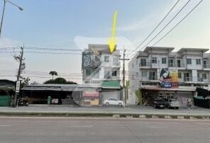 อาคารพาณิชย์ สามชั้นครึ่ง
