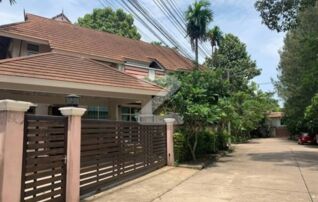 ขายบ้านเดี่ยวหลังใหญ่ บ้านหรูพร้อมสระว่ายน้ำหมู่บ้านธาราปุระ หน้าอ่างเก็บน้ำหนองค้อ 3 นอน 5 น้ำ สไตล์ล้านนา ร่มรื่น มีความเป็นส่วนตัว : เจ้าของขายเอง (งดรับนายหน้า)