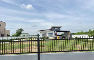 💥💥 ขายบ้านเดี่ยว ทำเลดีมาก เนื้อที่เยอะ สร้างบ้านได้อีกหลายหลัง เพื่อนบ้านเยอะ หลังบ้านโครงการจัดสรรกำลังขึ้นใหม่อีก เดินทางสะดวก : เจ้าของขายเอง (งดรับนายหน้า)