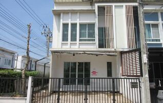 ทรัพย์สถาบันโดย GHB ทาวน์เฮาส์ คลองสามวา กรุงเทพมหานคร