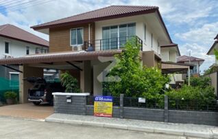 หน้าบ้านกว้างมาก ที่จอดรถ จอดได้ 2 คันแบบใหญ่ๆ พร้อมประตูรีโมทสะดวกสะบาย หอมด้วยดอกชมนาด พุดซ้อน และชำมะเลียงต้นไม้หายาก