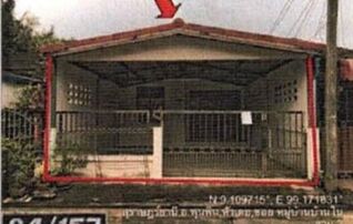 ทรัพย์สถาบันโดย GHB ทาวน์เฮาส์ ในสวน