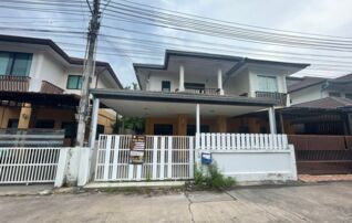ทรัพย์สถาบันโดย JAM ทาวน์เฮาส์ ลภัสธณา วิลเลจ (Lapatrada Village)