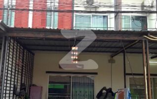หน้าบ้านติดถนนหลักโครงการ