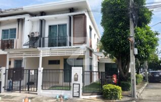 บ้านหัวมุม ติดถนนหลักหมู่บ้านจอดรถได้ทั้งในบ้าน หน้าบ้านและข้างบ้าน