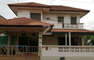 ภาพด้านหน้า ที่จอดรถในร่ม 1คัน หน้าบ้าน2คัน 