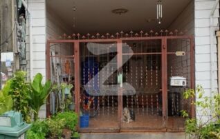 ถ่ายด้านหน้าของบ้าน