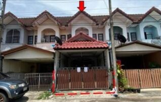 ทรัพย์สถาบันโดย GHB ทาวน์เฮาส์ ในสวน