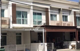 ให้เช่าทาวน์เฮาส์ ฮาบิทาวน์วัชรพล ใกล้โรงจารุวรรณ เส้นถนนตัดใหม่สะดวกสบาย ในหมู่บ้านมีสระว่ายน้ำและฟิตเนสครบ พร้อมสนามเด็กเล่น : เจ้าของให้เช่าเอง