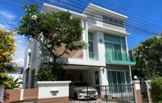 หน้าบ้าน ตอนกลางวัน 