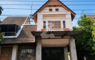 บ้านอยู่ซอยหลังสุด เงียบสงบ เป็นส่วนตัว หน้าบ้านวิวริมน้ำ ลมดี น่าอยู่มาก เหมาะกับคนที่ชอบความสบายใจ เวลาอยู่บ้านค่ะ : เจ้าของขายเอง (งดรับนายหน้า)