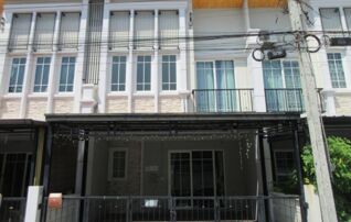 ทรัพย์สถาบันโดย GHB ทาวน์เฮาส์ โกลเด้น ทาวน์ บางนา-สวนหลวง (Golden Town Bangna-Suanluang)