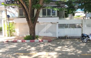 ที่แปลงนี้ มีบ้านเดี่ยว สี่หลัง ด้านหน้า ติดซอย เสนาร่วม 40 เมตร ด้านข้างติดซอยเจริญพร ๅ 32เมตร : เจ้าของขายเอง (งดรับนายหน้า)