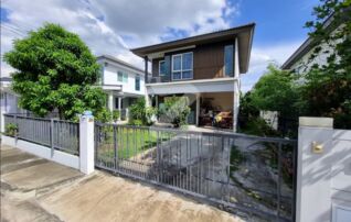 ขายบ้าน ราคานี้ แถวนี้ ติดถนนเมน หมู่บ้านใหญ่ หาไม่ได้แล้ว 🏡 ด่วนขายบ้านเดี่ยว 2 ชั้น ราคา 4.5 ล้านบาท ✨ เจ้าของขายเอง โครงการพฤกษ์ลดา 3 ธัญญะ–ลำลูกก : เจ้าของขายเอง (งดรับนายหน้า)