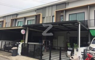 หน้าบ้าน โรงรถทำสไตโมเดิล ค่ะ สวยมากๆ เข้ากัับตัวบ้านเลย ซึ่งบ้านอื่นๆ จะไม่ใช่แบบนี้นะคะ ของเราแพงกว่าค่ะ