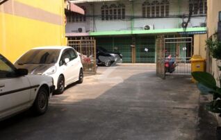 บริเวณประตูทางเข้า มีประตูใหญ่บรเวณด้านหน้าภายในมีบ้าน 6 หลังเท่านั้น