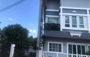 ทรัพย์สถาบันโดย GHB ทาวน์เฮาส์ ถนนทล.แผ่นดินหมายเลข 2050