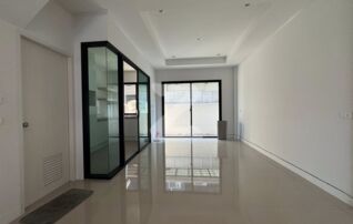 ขาย ทาวน์โฮม 3 ชั้น โครงการศุภาลัย เอสเซนต์ ลาดพร้าว 107 3ห้องนอน 3 ห้องน้ำ 1 ห้องอเนกประสงค์ หน้าบ้านกว้าง 5 เมตร จอดรถได้2 คัน : เจ้าของขายเอง (งดรับนายหน้า)