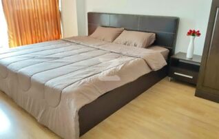 เตียงห้องนอนใหญ่