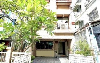 Townhome 3 ชั้น หลังมุม  3 ห้องนอน 4 ห้องน้ำ 2 ห้องนั่งเล่น หรือทำเป็น ห้องทำงานได้ค่ะ 2 ที่จอดรถ  หมู่บ้าน กลางเมือง เหม่งจ๋าย - ลาดพร้าว 80  : เจ้าของให้เช่าเอง (งดรับนายหน้า)