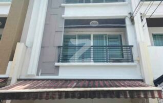33,000 บาท/เดือน — ให้เช่า ทาวน์โฮม 3 ชั้น บ้านกลางเมือง สาทร–ตากสิน 2 ทำเลดี ใกล้ BTS วุฒากาศ เพียงประมาณ 800 เมตร | น้ำไม่ท่วม | พร้อมเข้าอยู่ : เจ้าของให้เช่าเอง (งดรับนายหน้า)
