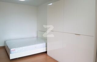 Kingsize bed from Slumberland, Large-sized Cloth Closet