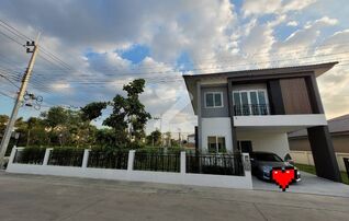 หน้าบ้าน ตอนกลางวัน (หันหน้าไปทางทิศเหนือ)