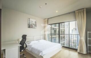 Bed room with window 1