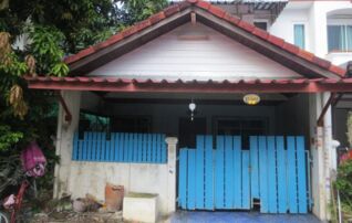 ทรัพย์สถาบันโดย GHB ทาวน์เฮาส์ คลองสามวา กรุงเทพมหานคร