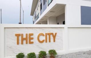 ทรัพย์สถาบันโดย GHB ทาวน์เฮาส์ the city