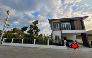 หน้าบ้าน ตอนกลางวัน (หันหน้าไปทางทิศเหนือ)