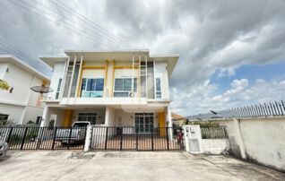 บ้านหลังริมมีความเป็นส่วนตัว มีพื้นที่ด้านข้างเทปูนเรียบร้อย